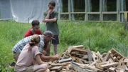Matt Raney zeigt Ashton, Tessa und Camden, wie man ein Feuer macht.