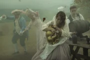 Ein Sturm sprengt das Geburtstagsfest der Harrantin: der Graf (Rüdiger Klink, l.), die Gräfin (Dagmar Leesch, 2.v.l.), Rosa (Henriette Confurius, 2.v.r.) und Frieder (Joachim Foerster, r.).