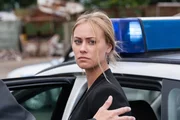 Jackie (Sina Tkotsch) muss tief enttäuscht feststellen, dass sie für ihre vermeintlichen Freunde nur Mittel zum Zweck war...