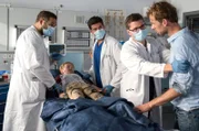 Kai Krause (Komparse, 2.v.l.) wird mit starken Verbrennungen ins Johannes-Thal-Klinikum eingeliefert. Er hatte einen Autounfall mit seinem Vater Jasper (Louis von Klipstein, r.). Matteo Moreau (Mike Adler, l.) und Ben Ahlbeck (Philipp Danne, 3.v.r.) entscheiden sich für eine sofortige OP. Elias Bähr (Stefan Ruppe, 2.v.r.) kümmert sich um den aufgeregten Vater.
