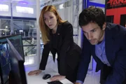 Nach dem plötzlichen Tod der Präsidentin haben Milliardär Darius Tanz (Santiago Cabrera, r.) und Pentagon-Pressesprecherin Grace Barrows (Jennifer Finnigan, l.) neue Probleme ...