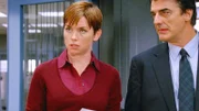 Logan (Chris Noth) und Wheeler (Julianne Nicholson) begutachten Fotos von Verdächtigen. Ist der Mörder des Sitcom-Stars dabei?