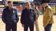 Grissom (William Petersen, li.) und Capt. Brass (Paul Guilfoyle, 2.v.li.) untersuchen den Tod eines Bullenreiters, der während des WM-Turniers ums Leben gekommen ist. Kann Ty Murray (re. spielt sich selbst) ihnen bei den Ermittlungen helfen?