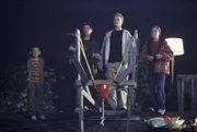 (v.l.n.r) Dewey (Erik Per Sullivan), Reese (Justin Berfield), Francis (Christopher Masterson) und Malcolm (Frankie Muniz) sind gespannt, ob ihr Geschoss am vorgesehenen Zielort einschlägt.