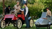 Henry Ford (Todd Hofley, l.) und James Pendrick (Peter Stebbings, m.)