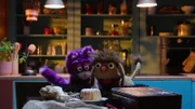 Moppi und MiWau teilen sich freundschaftlich einen Kuchen.