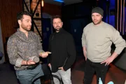 Carlos (Patrick Fernandez, l.) will John (Felix von Jascheroff, M.) und Erik (Patrick Heinrich) nicht noch einmal enttäuschen.