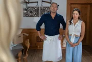 Maxi (Katharina Scheuba, r., mit Dieter Bach, l.) versaut Larissa und Henry ihre Werbeveranstaltung.