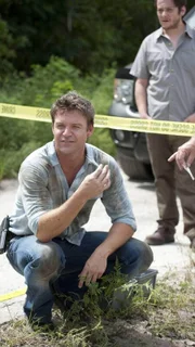 Als Jim (Matt Passmore) ein gelbes Beweisstück findet, kann er Wayne Balldinger alias Way N.E. Bey (Edward Furlong, r.) als Täter ausschließen und ahnt, wer Connie Simpson auf dem Gewissen hat.