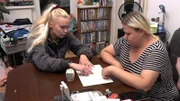 Cindy (li.) hat spannende Neuigkeiten für Sandra.