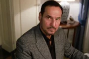 Richard (Silvan-Pierre Leirich) hofft, dass Simone endlich die Trennung akzeptiert.