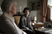 Nina Rubin (Meret Becke, re.) erfährt von Kellers Witwe Else (Katharina Matz), dass ihr Mann bei der Hitlerjungend war.