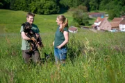 Einmal im Jahr kommt der Schaf-Friseur zum Bärenbrunnerhof. Dann kriegen die 30 Schafe einen Kurzhaarschnitt. Sebastian und Nina holen die Schafe zuerst von der Weide, dann wird im Akkord geschnitten.