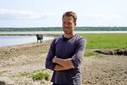 Die Rinder von Inselbauer Schilling trinken im Sommer auch gern mal Boddenwasser. Aber das ist oft zu salzig und dann muss das Wasser aus dem Brunnen her. Der fällt aber immer öfter trocken. Eine Trinkwasserleitung von Rüger muss her. Und zwar dringend.