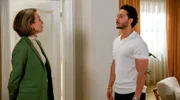 Elyas (Mehmet Daloğlu r.) stellt Victoria (Caroline Schreiber l.) eine Falle, um ihre Intrige zu enttarnen.