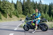Motorradpolizist Ricky liebt schnelle Motorräder, kennt jedoch auch die tödlichen Folgen von Raserei. Statt auf der Straße lebt er den Geschwindigkeitsrausch auf sicheren Rennstrecken aus und will andere Biker davon überzeugen.