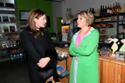 Yvonne (Gisa Zach) zweifelt vor Katrin (Ulrike Frank) an Gerners Urteilsvermögen. +++ Die Verwendung des sendungsbezogenen Materials ist nur mit dem Hinweis und Verlinkung auf RTL+ gestattet. +++