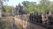 Aufwändig gestaltete Brücken verbanden die Tempelanlagen in Angkor. Wat.