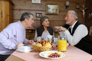 ARD STURM DER LIEBE FOLGE 1248, am Freitag um 15:10 Uhr im ERSTEN. Hildegard (Antje Hagen, M.) und Alfons (Sepp Schauer, r.) werfen André (Joachim Lätsch, l.) aus ihrem Haus, nachdem sie erfahren haben, wie hinterhältig er sich verhalten hat.