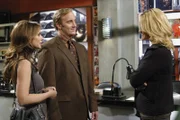 Prof. Rick Payne (Jay Mohr, M.) stellt Melinda (Jennifer Love Hewitt, l.) die berühmte Kunstprofessorin Claudia Pollili (Victoria Pratt, r.) vor ...