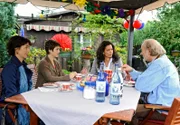 ARD ROTE ROSEN FOLGE 1401, Vera (Sandra Speichert, 2.v.r.) ist enttäuscht, als Ariane (Alexandra Horn, 2.v.l. mit Anja Franke, l.) und Hannes (Claus Dieter Clausnitzer, r.) nicht mit ins Rosenhaus ziehen wollen.