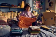 Jackie (Nagmeh Alaei) möchte ihren Freunden beim Ausmisten helfen.