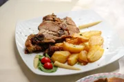 Kroatisches Lamm am Spieß gegrillt, wird mit lokalen Kartoffeln serviert