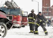 Chicago Fire Eine Rakete, die abhebt - A Rocket Blasting Off Staffel 2, Episode 16 Schwerstarbeit: Eamonn Walker als Chief Boden, Joe Minoso als Joe Cruz