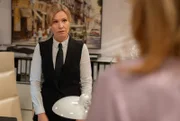 Katja (Isabell Stern, l.) ist sehr bemüht, Alexandras (Daniela Kiefer, r.) Verdacht im Hinblick auf Vincent zu zerstreuen.