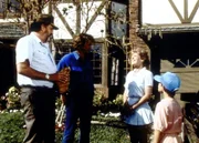 Mark (Victor French, l.) und Jonathan (Michael Landon, 2.v.l.) werden von Bobby (Gabriel Damon, r.) und seiner Mutter Penny (Janice Kent, 2.v.r.) zum Essen eingeladen.