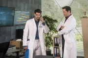 Dr. Philipp Brentano (Thomas Koch, r.) hört mit, als Niklas (Roy Peter Link, l.) am Telefon erfährt, dass Max mit dem Fahrrad gestürzt ist.