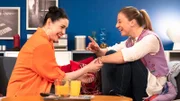 Tina (Anita Eichhorn, links) versöhnt sich wieder mit Sarah (Sophie Reiml, rechts). Weiteres Bildmaterial finden Sie unter www.br-foto.de.