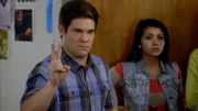 Adam DeMamp (Adam Devine, l.)
