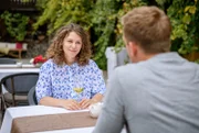 Die Idee der Sonnbichlers war nicht umsonst, denn Fanny (Johanna Graen, l.) und Vincent (Martin Walde, r.) kommen sich freundschaftlich wieder näher.