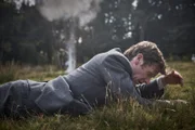DS Endeavour (Shaun Evans) ermittelt auf einem Kasernenhof im Fall eines Mordes und wird dabei angeschossen.