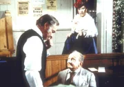 Harriert (Katherine MacGregor, r.) unterbricht das Bewerbungsgespräch zwischen Lou (Billy Barty, M.) und Mr. Anderson (Sam Edwards, l.).