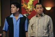 Können unterschiedlicher kaum sein: Charlie (Charlie Sheen, l.) und sein jüngerer Bruder Alan (Jon Cryer, r.) ...