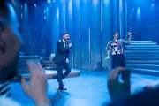 Der Moderator Edin Hasanovi? (l.) singt und tanzt zusammen mit seinem Gast Eko Fresh (r.) auf der Bühne der ZDFneo-Late-Night-Show "Edins Neo Night".