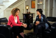 ARD ROTE ROSEN FOLGE 1400, am Donnerstag um 14:10 Uhr im ERSTEN. Naomi (Barbara Lanz, l.) schildert Merle (Anja Franke, r.) ihre Situation.