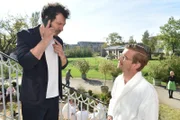 Fahri (Fahri Yarim , l.) und Joko (Joko Winterscheidt, r.) treffen sich zufällig in einer Wellnessklinik. Beide sind nur aus einen Grund hier - Analspülungen!