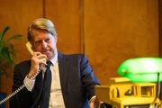 Ein Mann ist am Telefon
