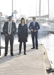 Bei der Bergung eines alten Sklavenschiffes wird auch der Leichnam eines Mannes gefunden, der erst vor kurzem zu Tode kam. Booth (David Boreanaz, l.), Brennan (Emily Deschanel) und Sweets (John Francis Daley) müssen nun herausfinden, um wen es sich bei der Leiche handelt.