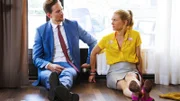 Jenny (Birte Hanusrichter) und Max (August Wittgenstein) werden als Geiseln genommen und zusammen an die Heizung in der Damentoilette gekettet.