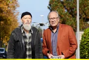 Reinhard Bielefelder (Bill Mockridge, links) und Klaus Schmitz (Hartmut Volle, rechts) folgen der Drohne.