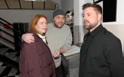 Toni (Olivia Marei) und Erik (Patrick Heinrich, M.) freuen sich, dass John (Felix von Jascheroff) ihnen einen freien und gemeinsamen Nachmittag ermöglicht.