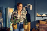 Caro (Meriel Hinsching) versucht dem Umzugs-Chaos Herr zu werden.
