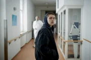 DENNIS PETZOLDT (Florian Geißelmann) möchte seine schwerverletzte Schwester Vanessa im Krankenhaus besuchen.