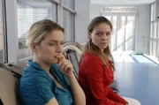 Während Jonas um sein Leben kämpft, macht Katja (Karolina Lodyga, r.) Anna (Jeanette Biedermann, l.) schwere Vorwürfe.