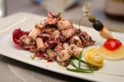 Frischer Oktopussalat, einfach gewürzt und kalt serviert im Restaurant „Posat“ in Dubrovnik.