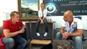 Trödelprofi Otto Schulte mit Technik-Freak Udo (re.) und dessen Tochter Cosi (10)